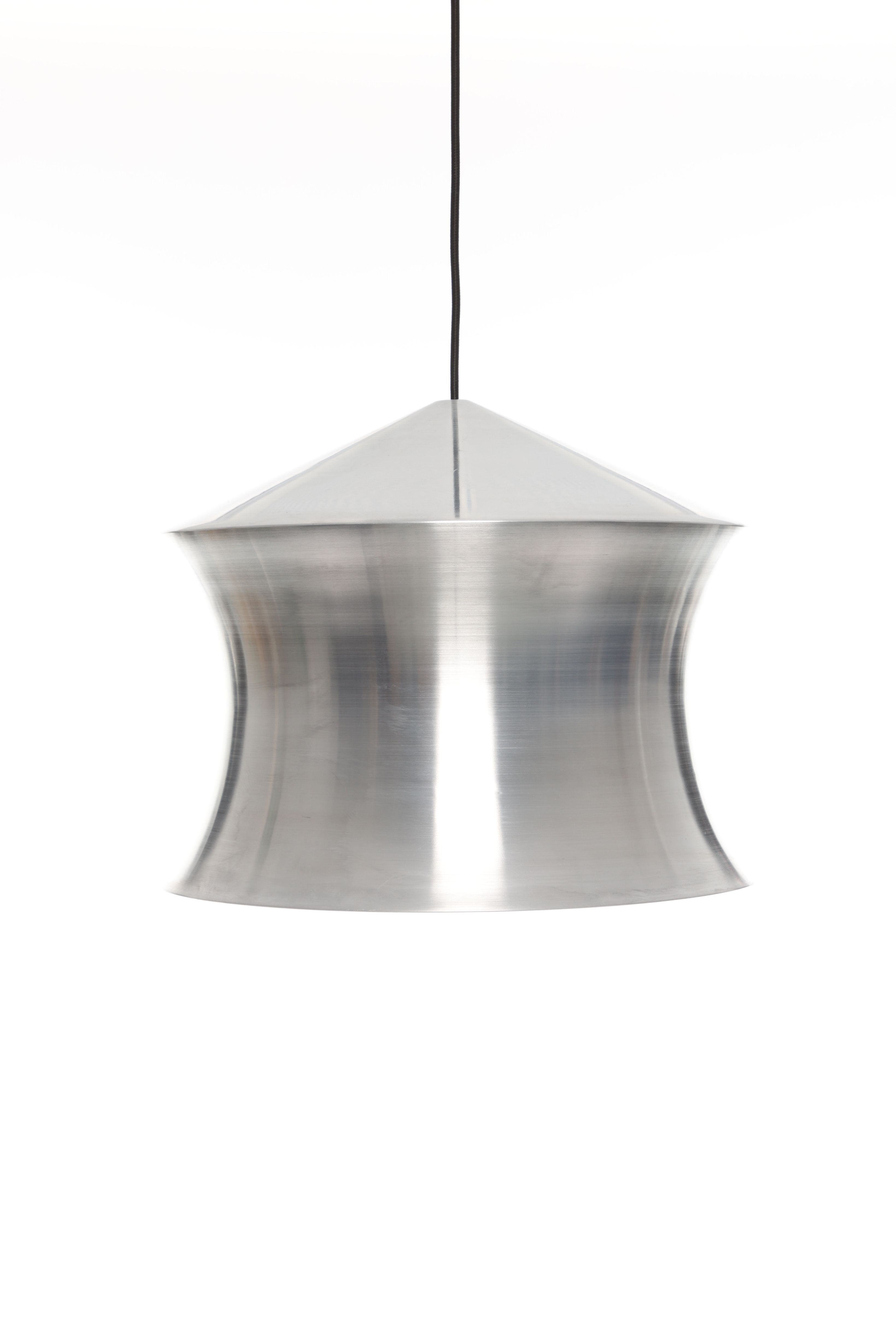 Nahaufnahme der Tom Dixon Unbeaten Waist Pendelleuchte aus gebürstetem Aluminium mit schwarzem Kabel.