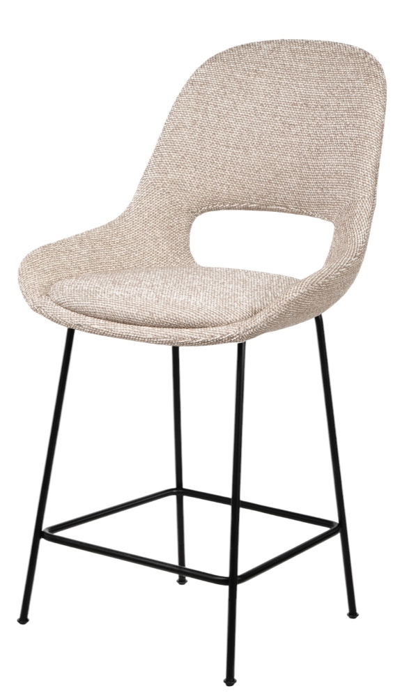 Theia Kitchen Armchair Barstool von Freifrau Manufaktur, niedriger Barhocker mit beigem Stoffbezug und schwarzem Metallgestell.