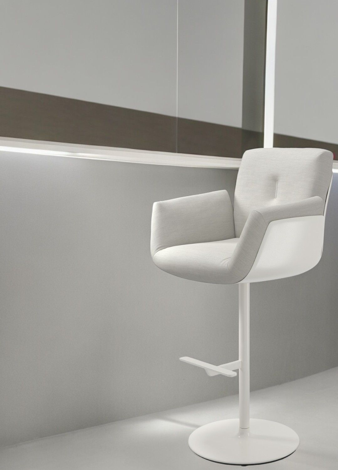 Alvo Barstuhl mit Armlehnen, drehbar, Tellerfuß, weiße Ausführung, modernes Design für Küche und Bar.
