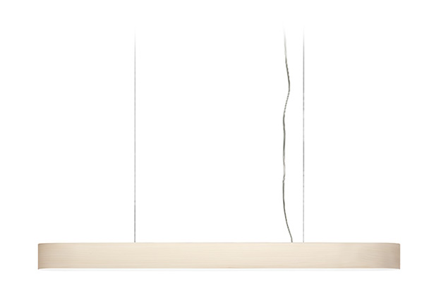 Helle, längliche I-Club Pendelleuchte von LZF Lamps mit Holzfurnier und filigranen Aufhängungen.