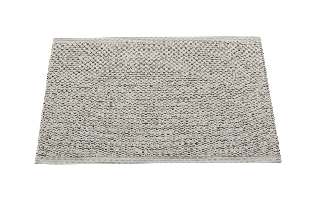 Svea Kunststoffteppich in warmem Grau, 70x50 cm. Moderner, gewebter Teppich für Innen und Außen.