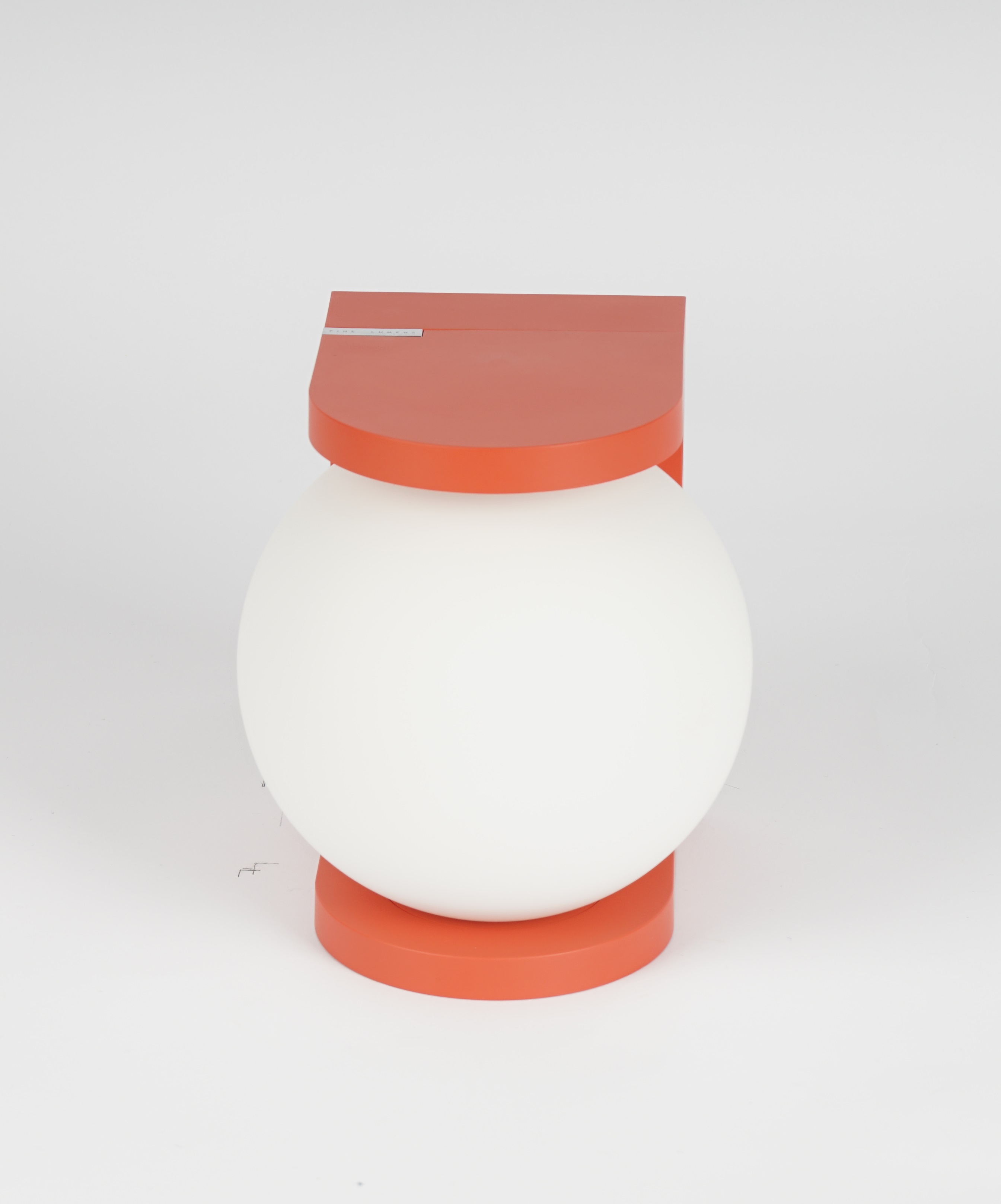 Plat Reading Lamp Tischleuchte: Moderne Tischlampe mit orangefarbenem Sockel und weißem Kugelschirm.