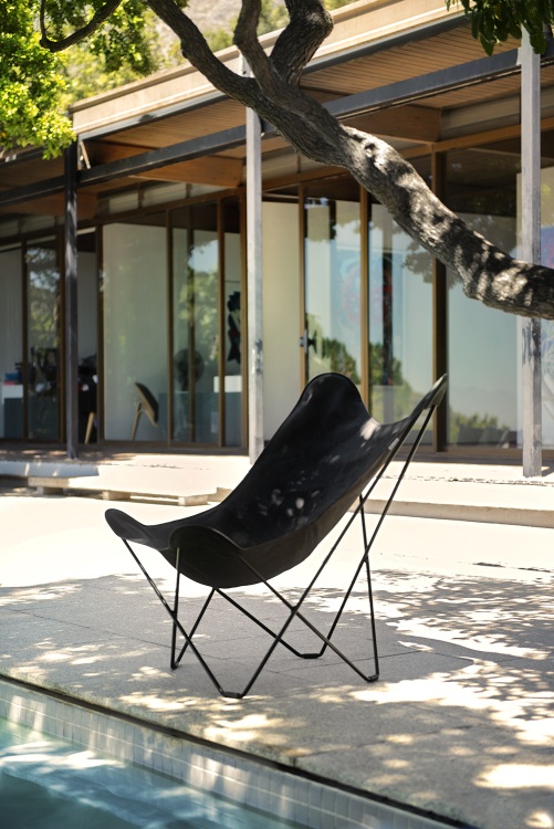 Mariposa Outdoor Butterfly Chair in Anthrazit Leder neben einem Pool. Design Gartenmöbel.