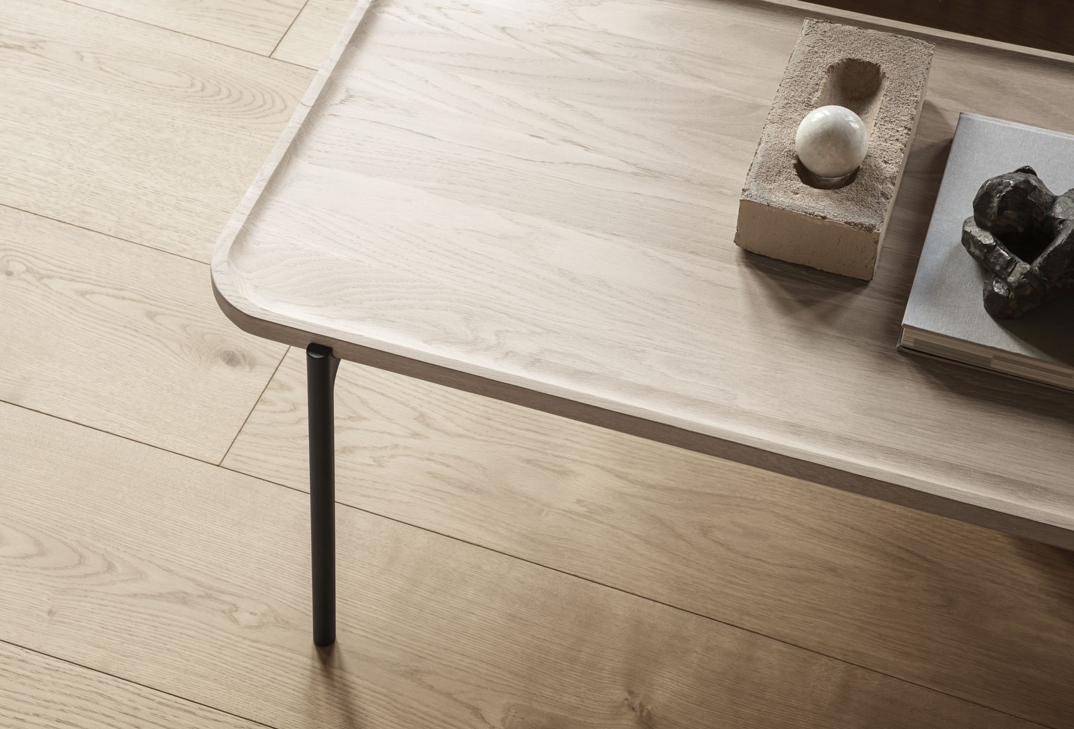 Savoye Tisch Eiche rechteckig, weiß, mit Dekoration. Moderner Couchtisch aus Eichenholz für Wohnzimmer und Lounge.