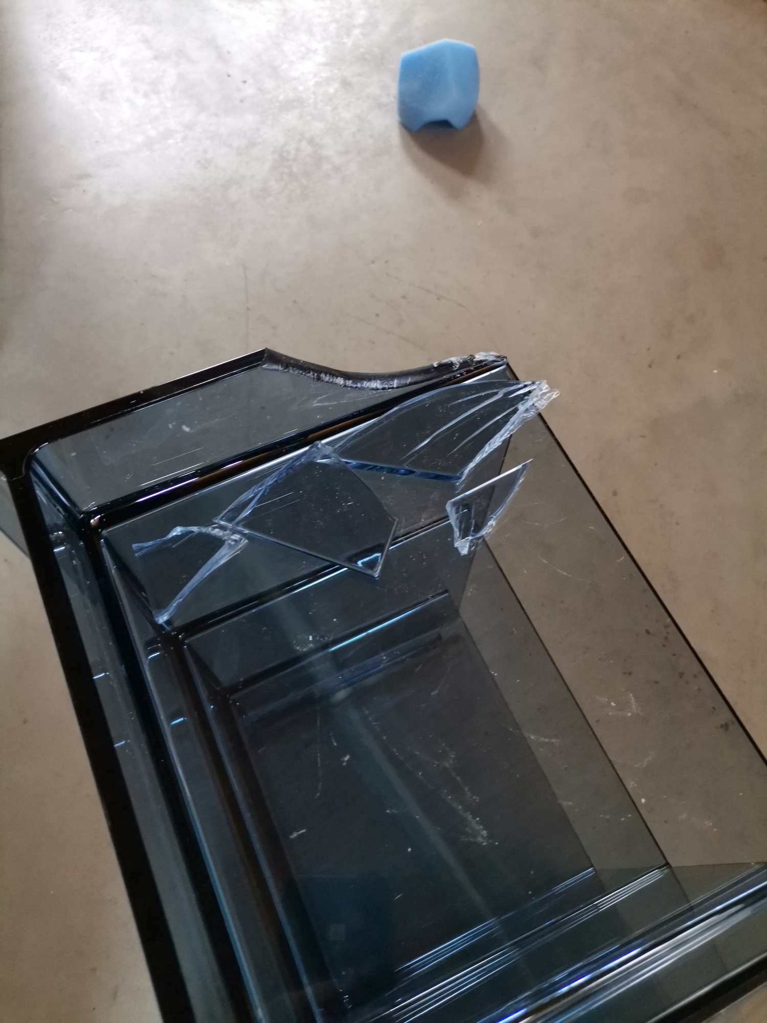 Beschädigtes, blaues Sound-Rack Regalsystem (Mängelexemplar) mit Glasbruch. Kartell Design Möbelstück für Audio-Geräte.