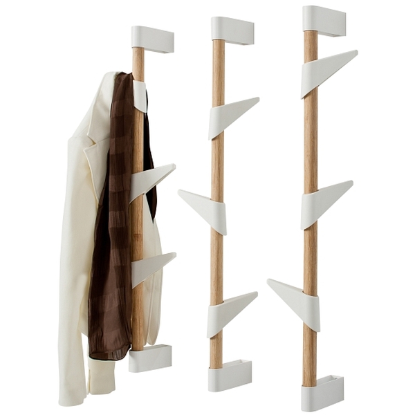 Bamboo Wandgarderobe: Moderne Garderobenleiste aus Holz mit weißen Haken für Jacken und Accessoires.