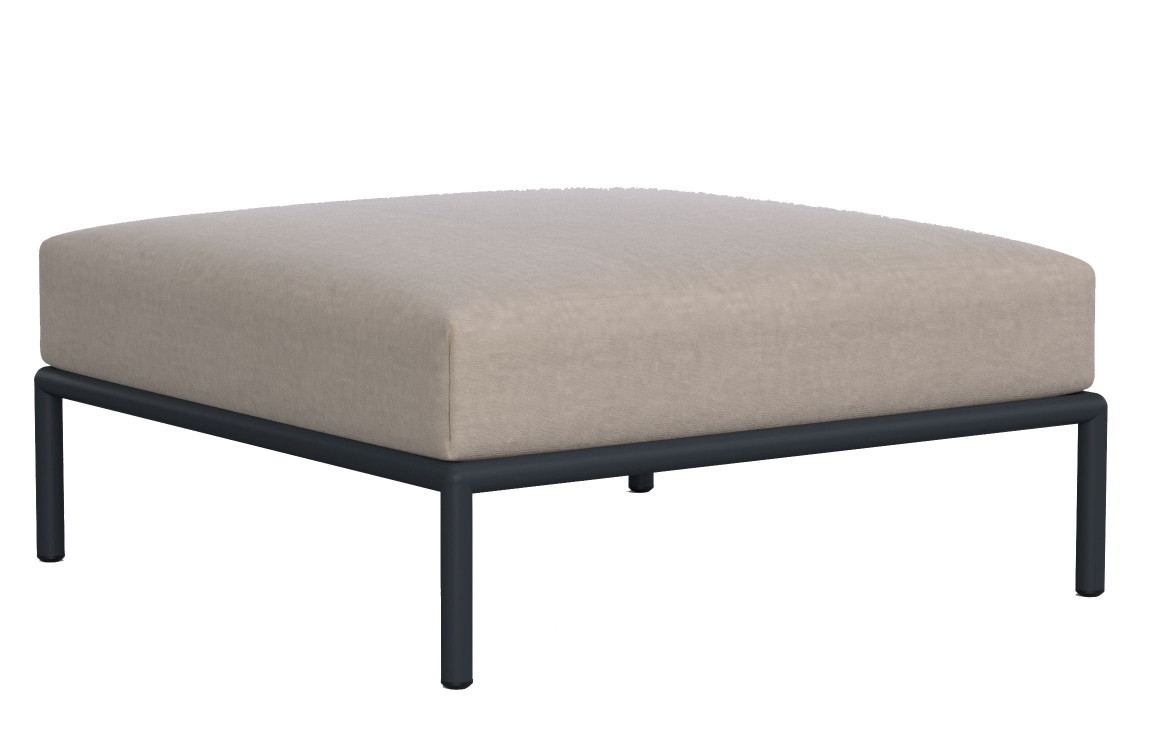 Beiger Level Ottoman Outdoor Hocker mit schwarzem Metallgestell für Garten und Terrasse.