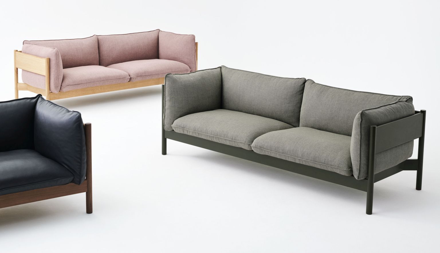 Arbour Eco Sofa von Hay, 3-Sitzer in Grau, mit Holzrahmen und bequemen Polstern.