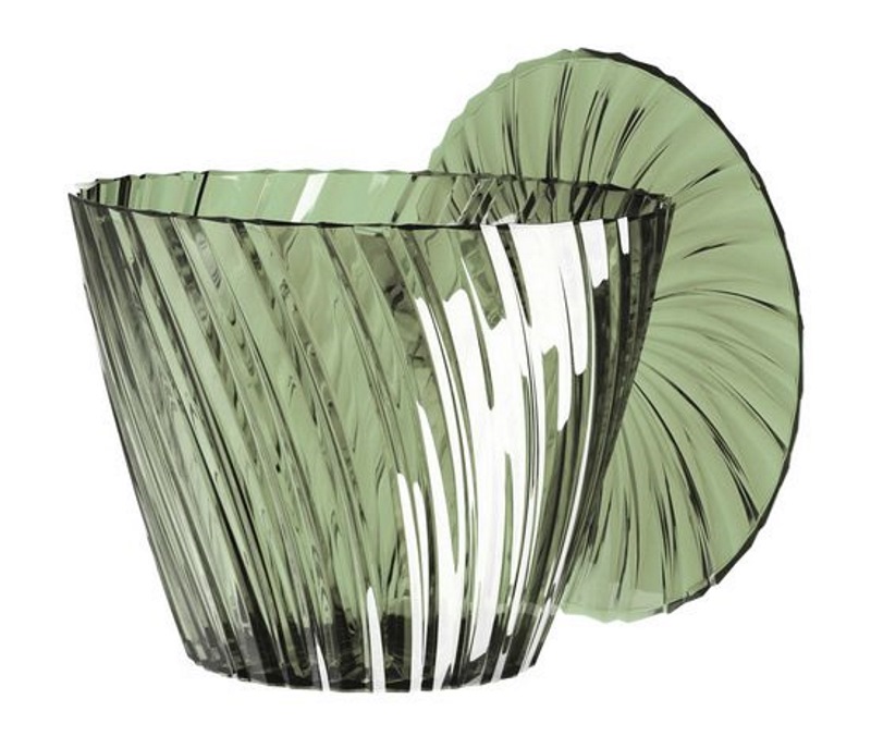 Grüner Kartell Sparkle Hocker/Beistelltisch aus transparentem Kunststoff mit gerippter Oberfläche. Designermöbel für Wohnzimmer und Garten.