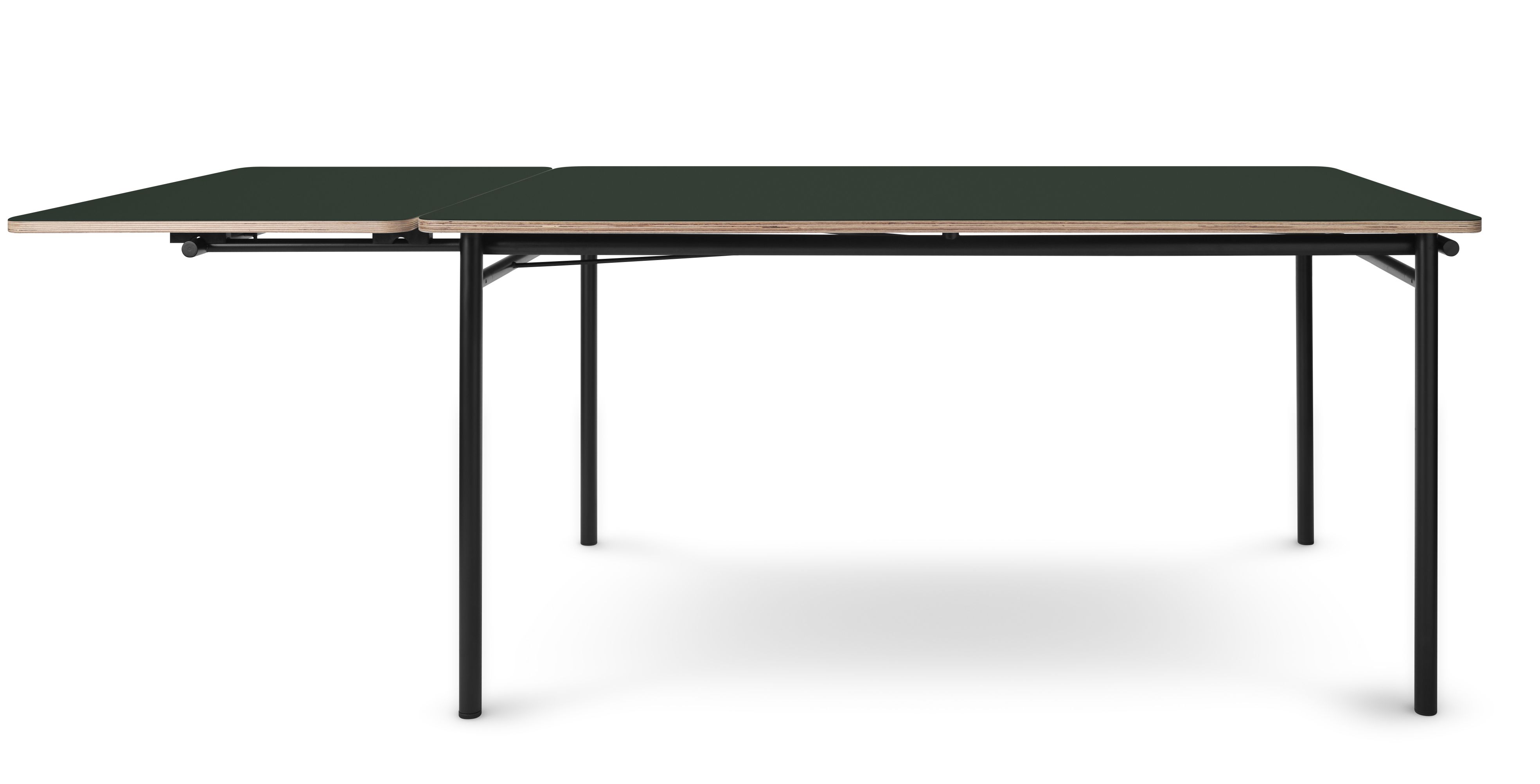 Taffel Esstisch Konifere von Eva Solo, ausziehbar, mit schwarzem Gestell und grüner Tischplatte.