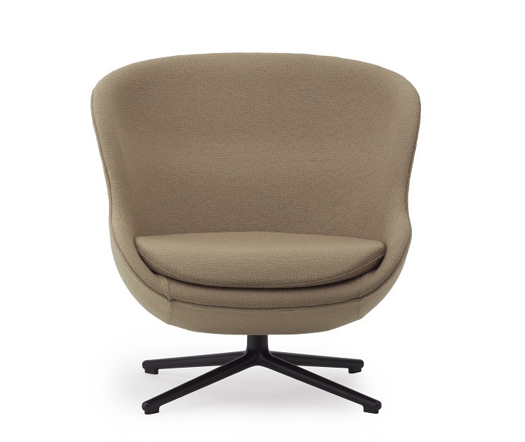 Beiger Hyg Lounge Chair Low Swivel Sessel von Normann Copenhagen mit schwarzem Drehgestell. Komfortabler Design Sessel.