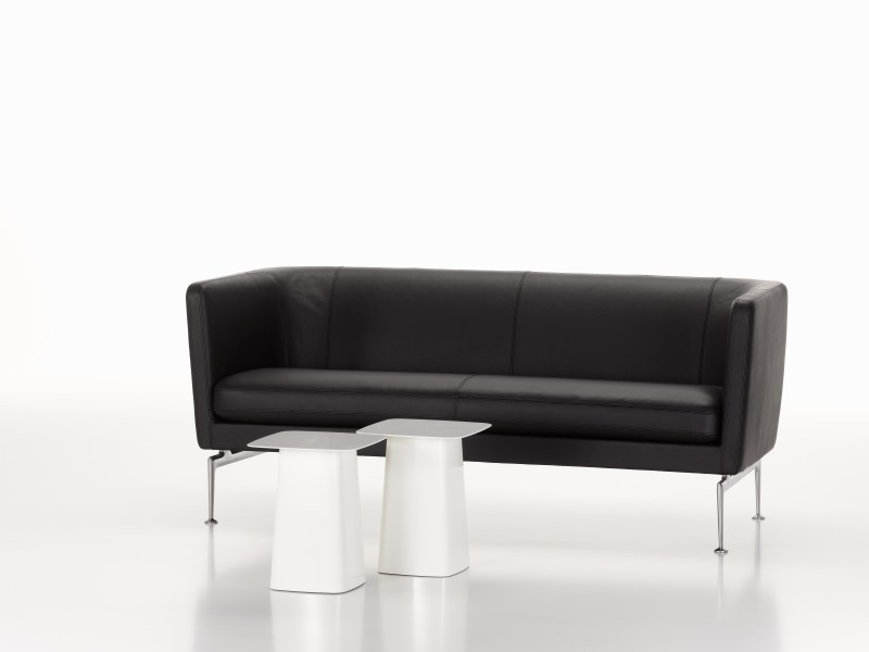 Schwarzes Suita Sofa von Vitra mit zwei weißen Beistelltischen auf weißem Hintergrund.