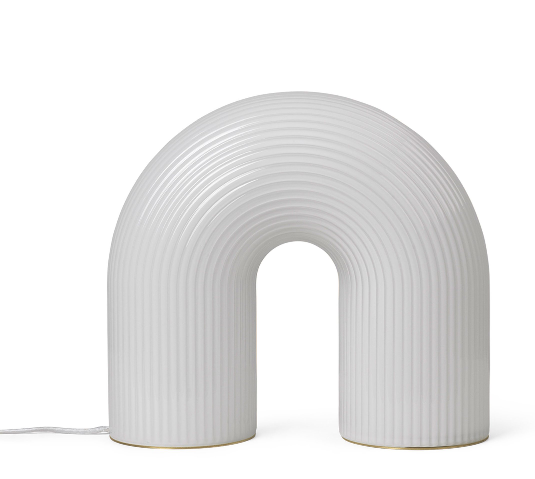 Vuelta Stehleuchte von Ferm Living: U-förmige, gerippte Glaslampe in Weiß mit goldenem Sockel.