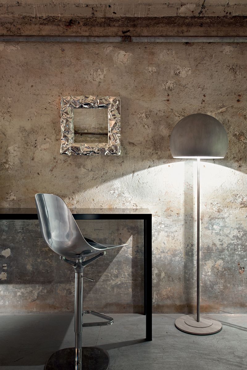 Quadratischer Tab.u Spiegel von Opinion Ciatti mit zerknittertem, silberfarbenem Rahmen an einer rauen Wand.