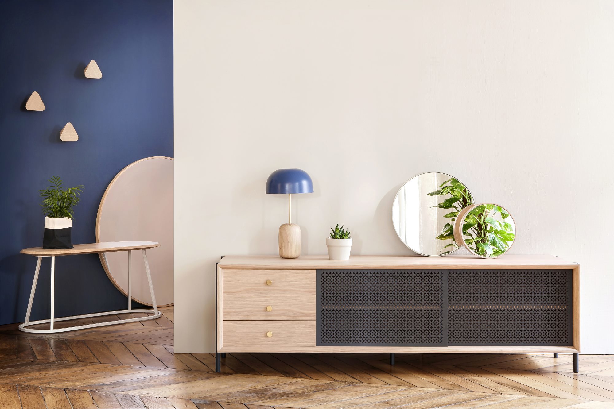 Gabin Sideboard von Hartô aus hellem Holz mit Schubladen und dunklen Lochblechtüren.