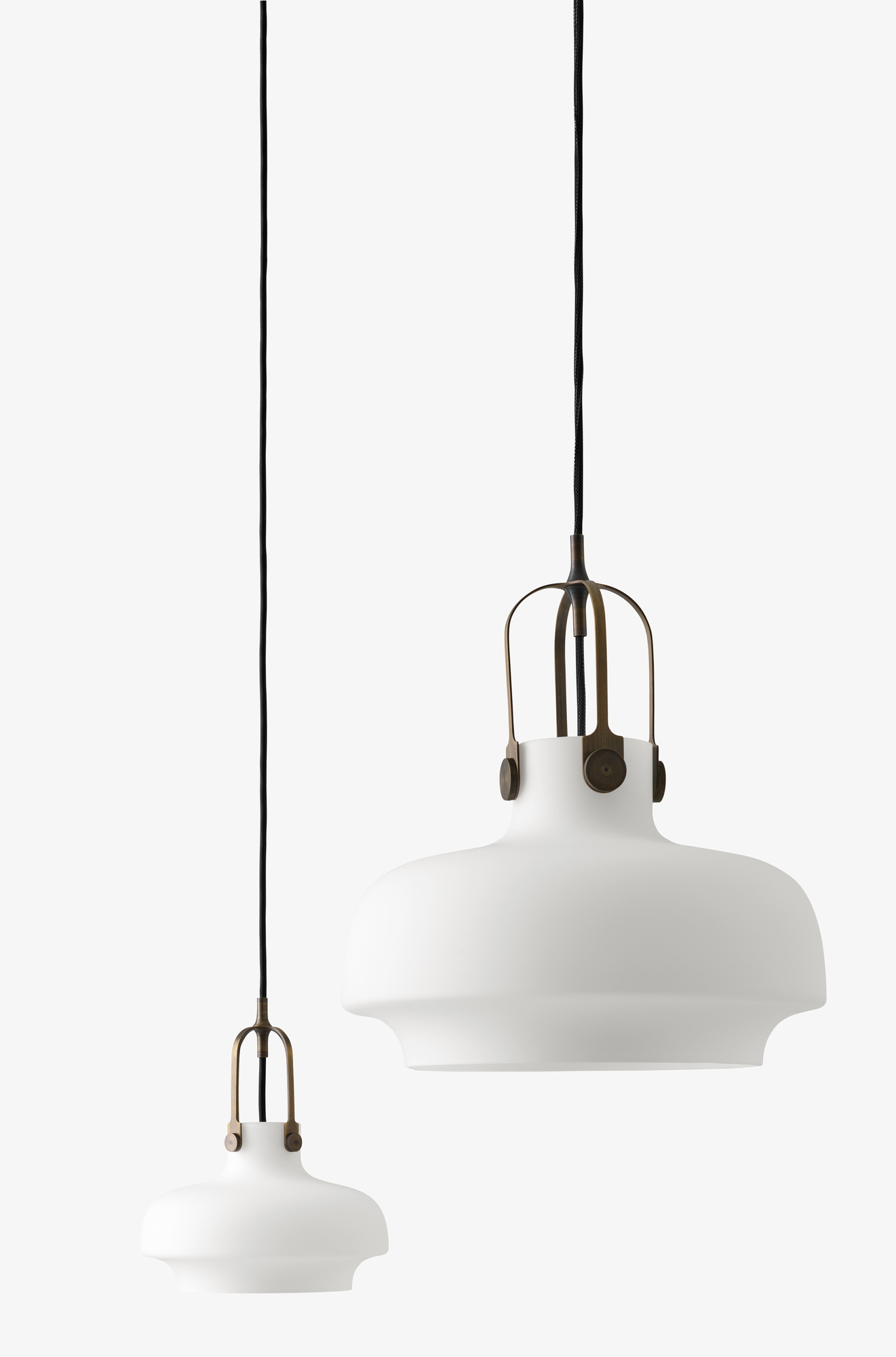 Zwei weiße Copenhagen Pendelleuchten von AndTradition mit Messingdetails und schwarzem Kabel vor weißem Hintergrund.