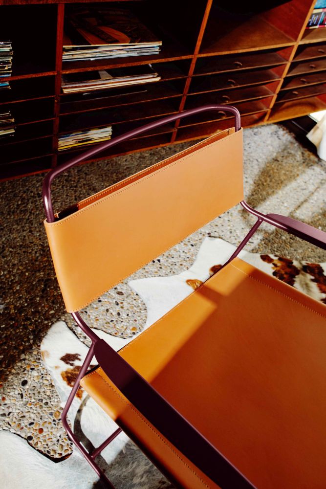 Detailaufnahme: Surprising Ledersessel von Fermob für den Outdoor-Bereich, modernes Design mit braunem Leder.