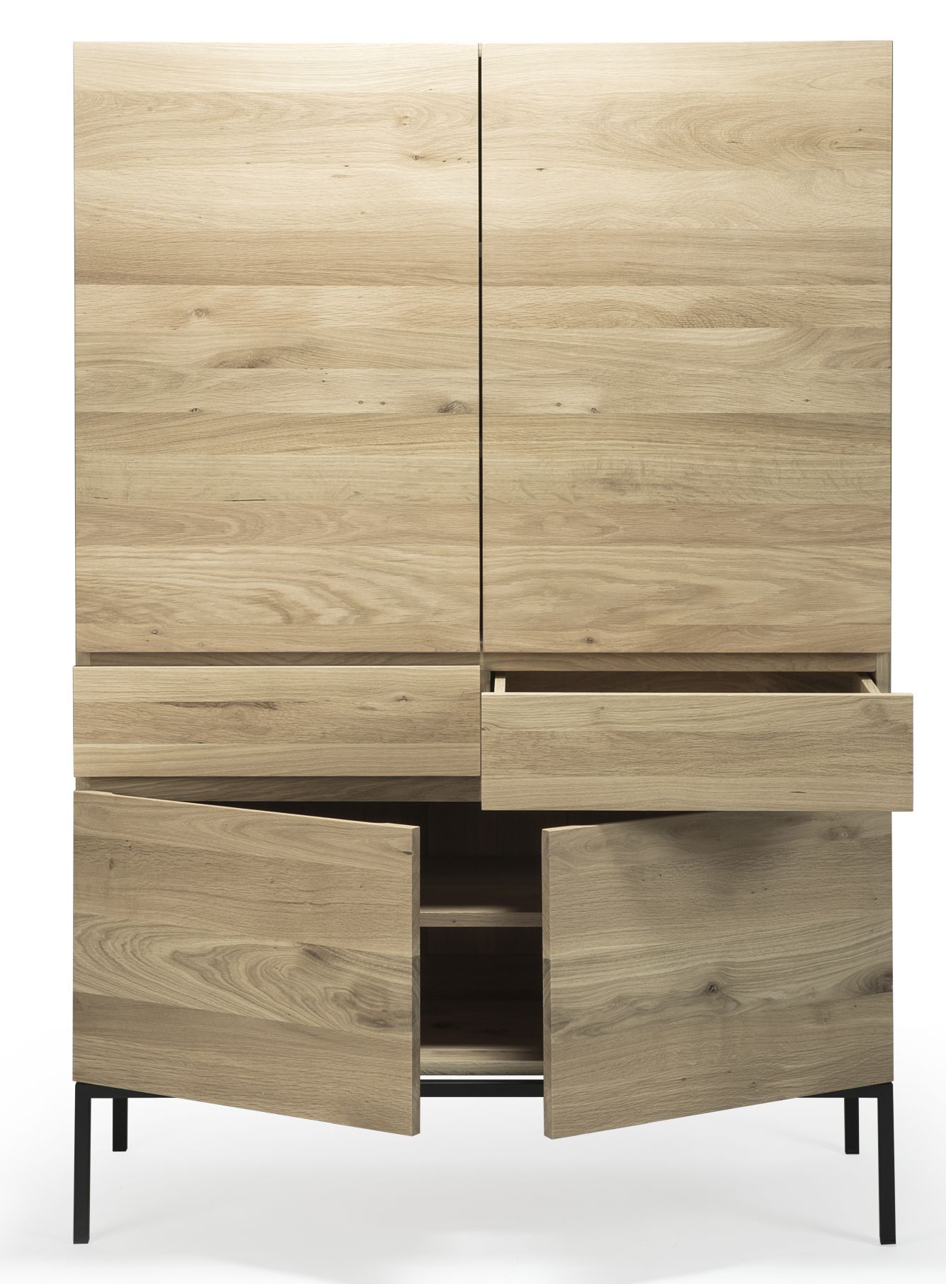 Ligna Hochschrank aus Eiche von Ethnicraft mit offenen Türen und Schublade.