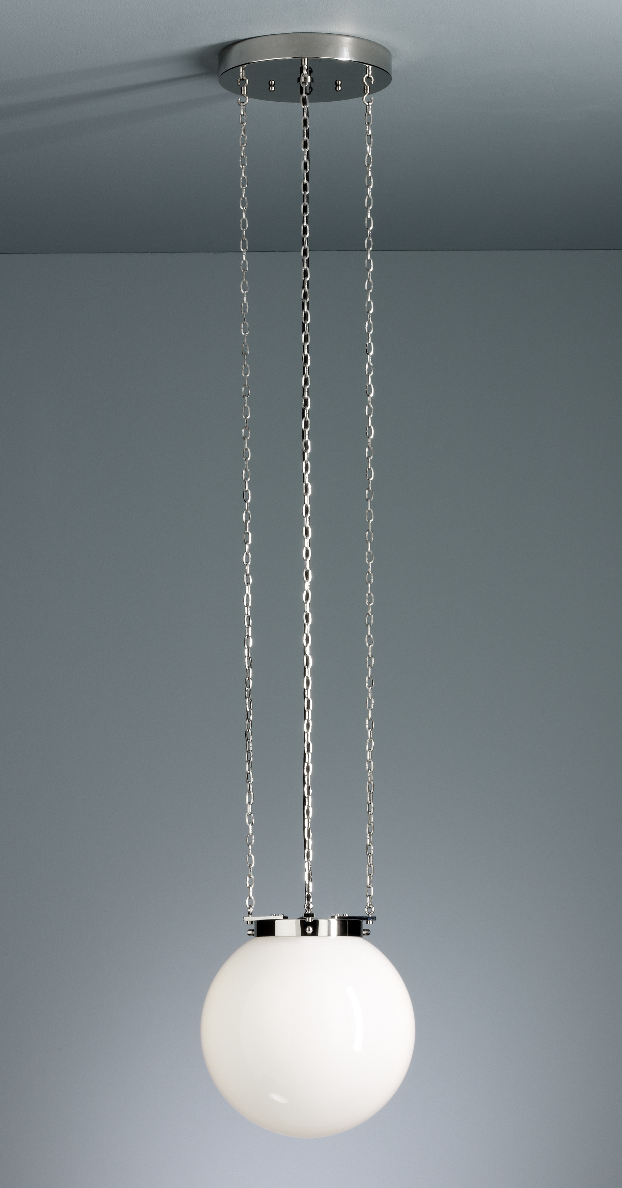 HMB 27 Pendelleuchte von Tecnolumen: Weiße Glaskugel-Hängelampe mit Kettenaufhängung und Chrom-Elementen. Moderne Deckenleuchte für Wohnräume.