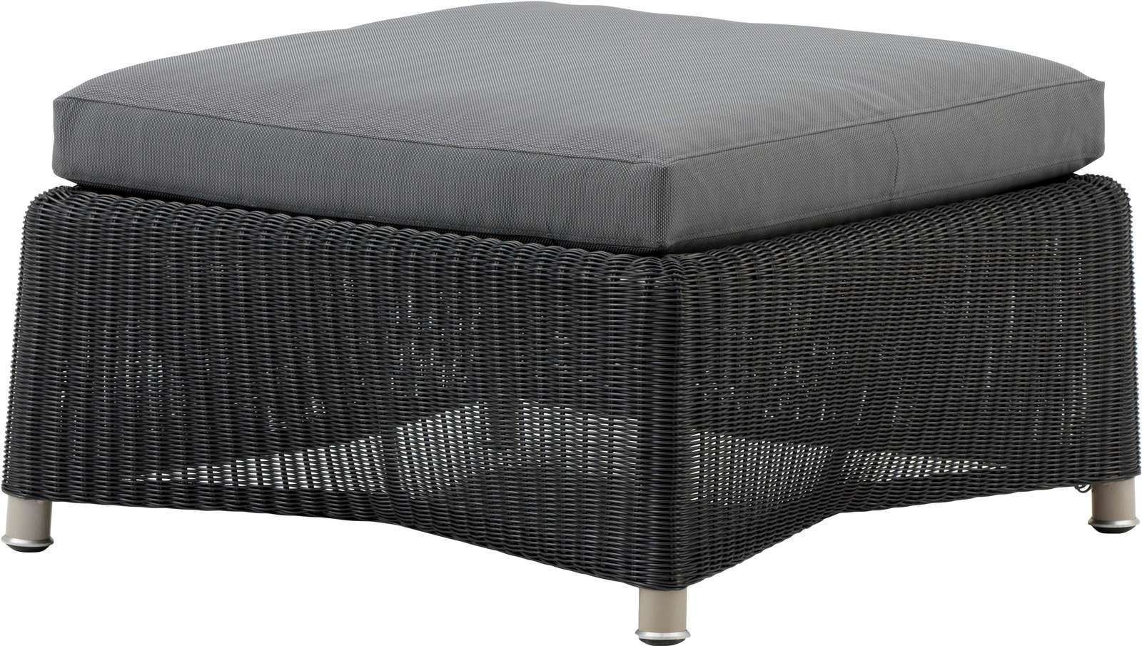 Diamond Hocker von Cane-Line: Grauer Outdoor Hocker mit Kissen und geflochtenem Untergestell.
