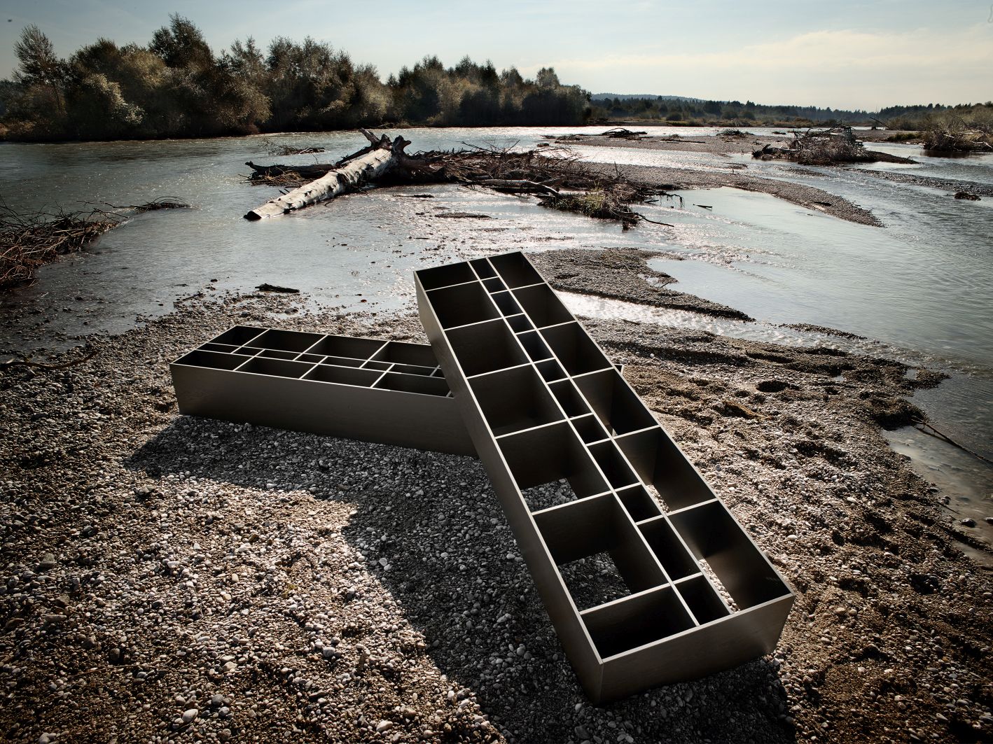 Zwei Code 1 Holzregale aus MDF am Flussufer, modernes Design für Wohnräume.