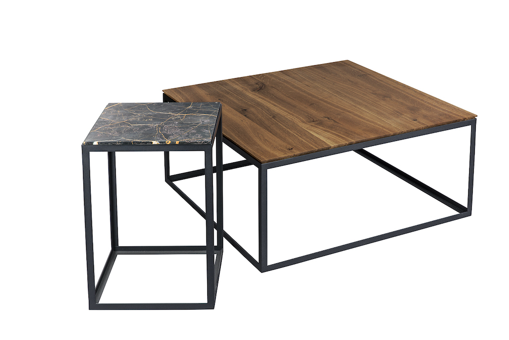 Janua SC 54 Beistelltisch Set: Quadratischer Tisch mit Marmorplatte und Holztisch, schwarz pulverbeschichtet.