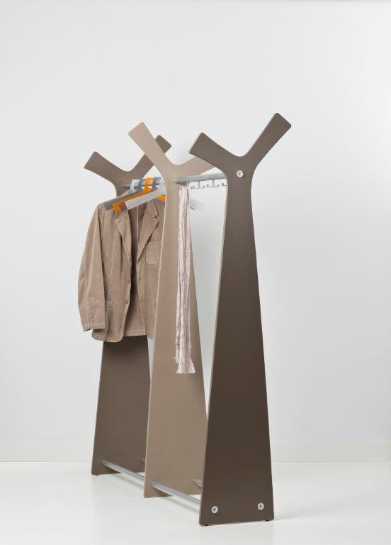 Forest Kleiderständer von Cascando in Braun- und Beigetönen mit Jacke und Schal. Design Kleiderständer.