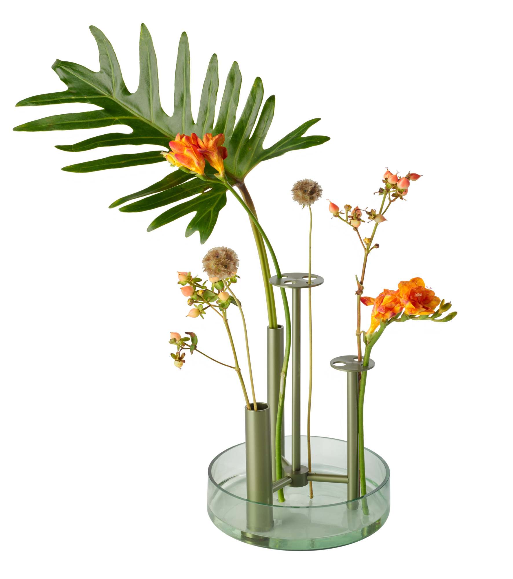Ikeru Vase von Fritz Hansen, EINZELSTÜCK: Hohe Design-Blumenvase aus Glas und Metall mit floralem Arrangement.