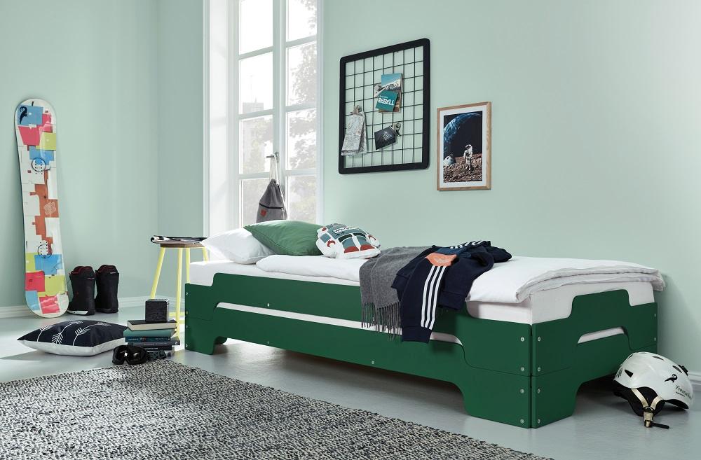 Grüne Stapelliege Klassik von Müller Möbelwerkstätten im modernen Kinderzimmer mit Snowboard und Deko.