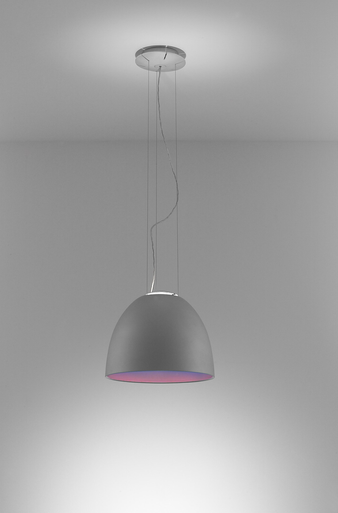 Graue Artemide Mini Pendelleuchte mit indirektem Licht, moderne Hängelampe für Wohnzimmer und Esszimmer.
