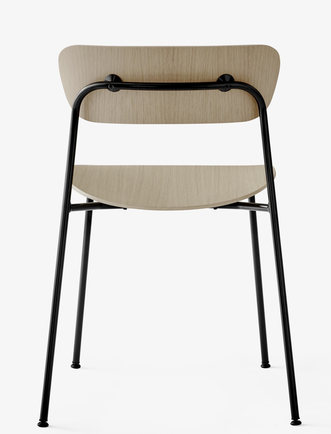 Rückansicht des AndTradition Pavilion Stuhls AV1 mit hellem Holz und schwarzem Metallgestell.
