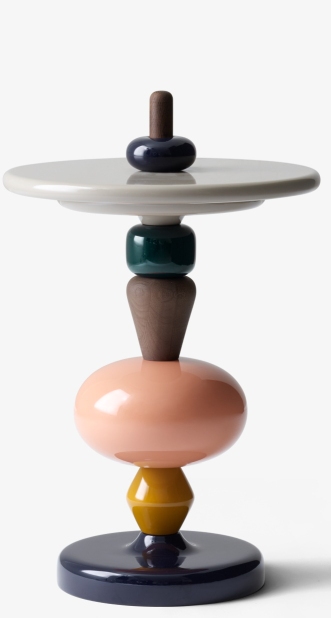 Buntes AndTradition Shuffle Tisch MH1 Bild: Moderner Beistelltisch aus Holz und lackierten Elementen.