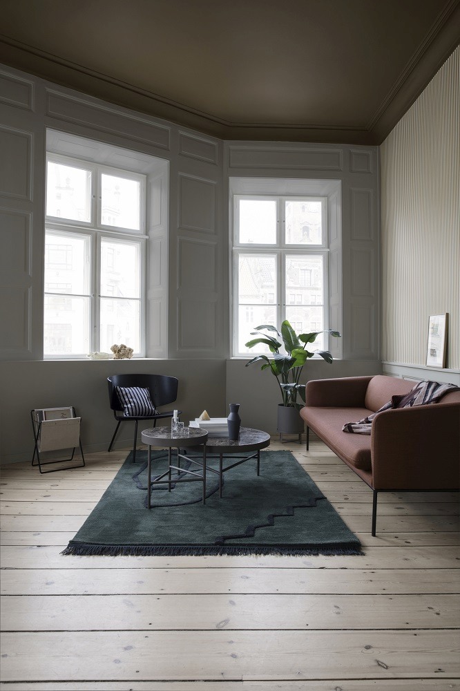 Wohnzimmer mit Ferm Living Marmor Beistelltisch, Sofa, Teppich und Zimmerpflanze in stilvollem Ambiente.