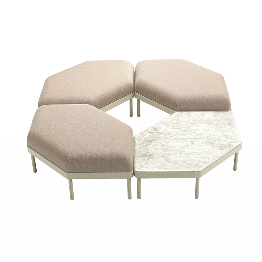 Mosaico Sitzbank von Sancal, bestehend aus vier beigen Sitzmodulen und einem Marmortisch.