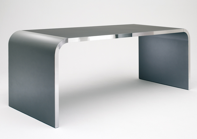 M10 Highline Tisch von Müller Möbelfabrikation: Moderner Schreibtisch in Grau mit abgerundeten Kanten.