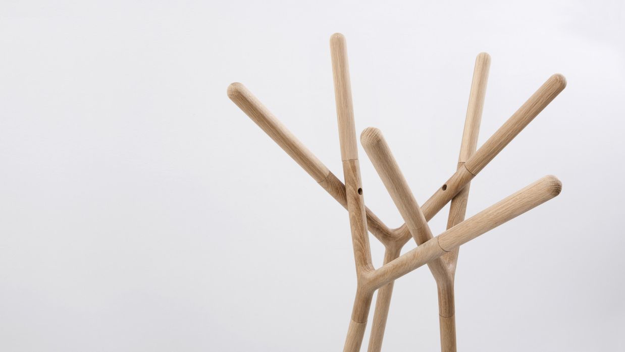 Detailaufnahme des Game of Trust Garderobenständers von Miniforms aus hellem Holz. Design Garderobe.