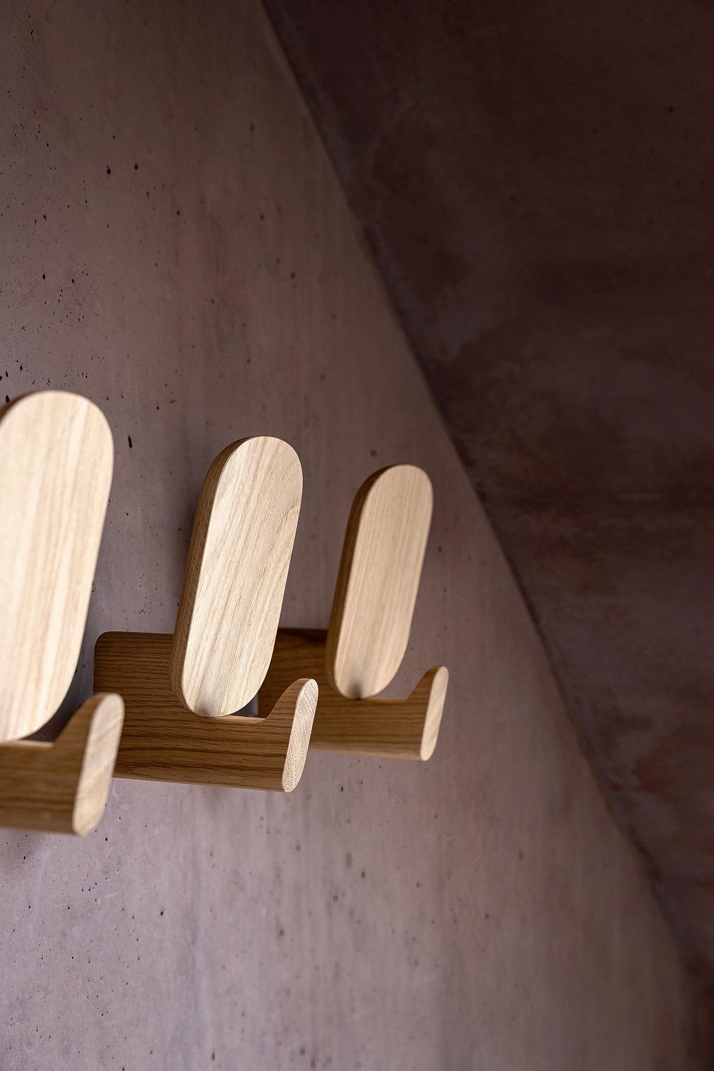 Ad Hook Wandhaken 3er Set aus Massivholz an einer Wand montiert. Holz Haken.