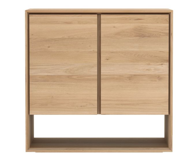 Nordic Anrichte aus Eiche von Ethnicraft mit zwei Türen und einem offenen Fach.