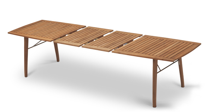 Ballare Table Outdoor von Skagerak: Ausgezogener Gartentisch aus Teakholz mit Lamellen.