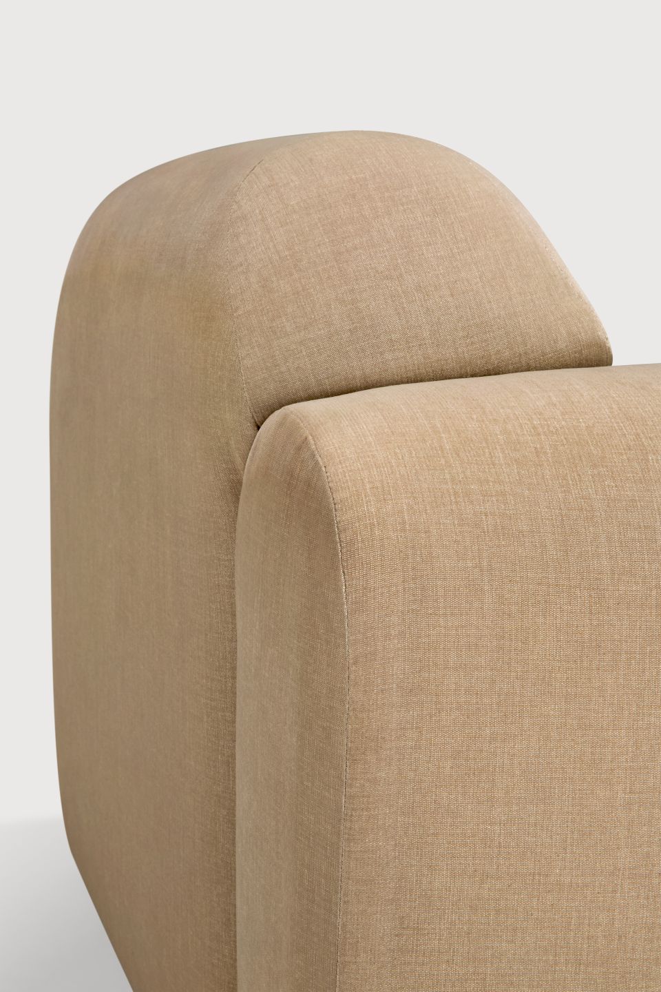 Detailaufnahme Bulky Modulsofa in Sepia: Armlehne und Rückenlehne des beigen Sofas. Gemütliches Wohnzimmer Mobiliar.