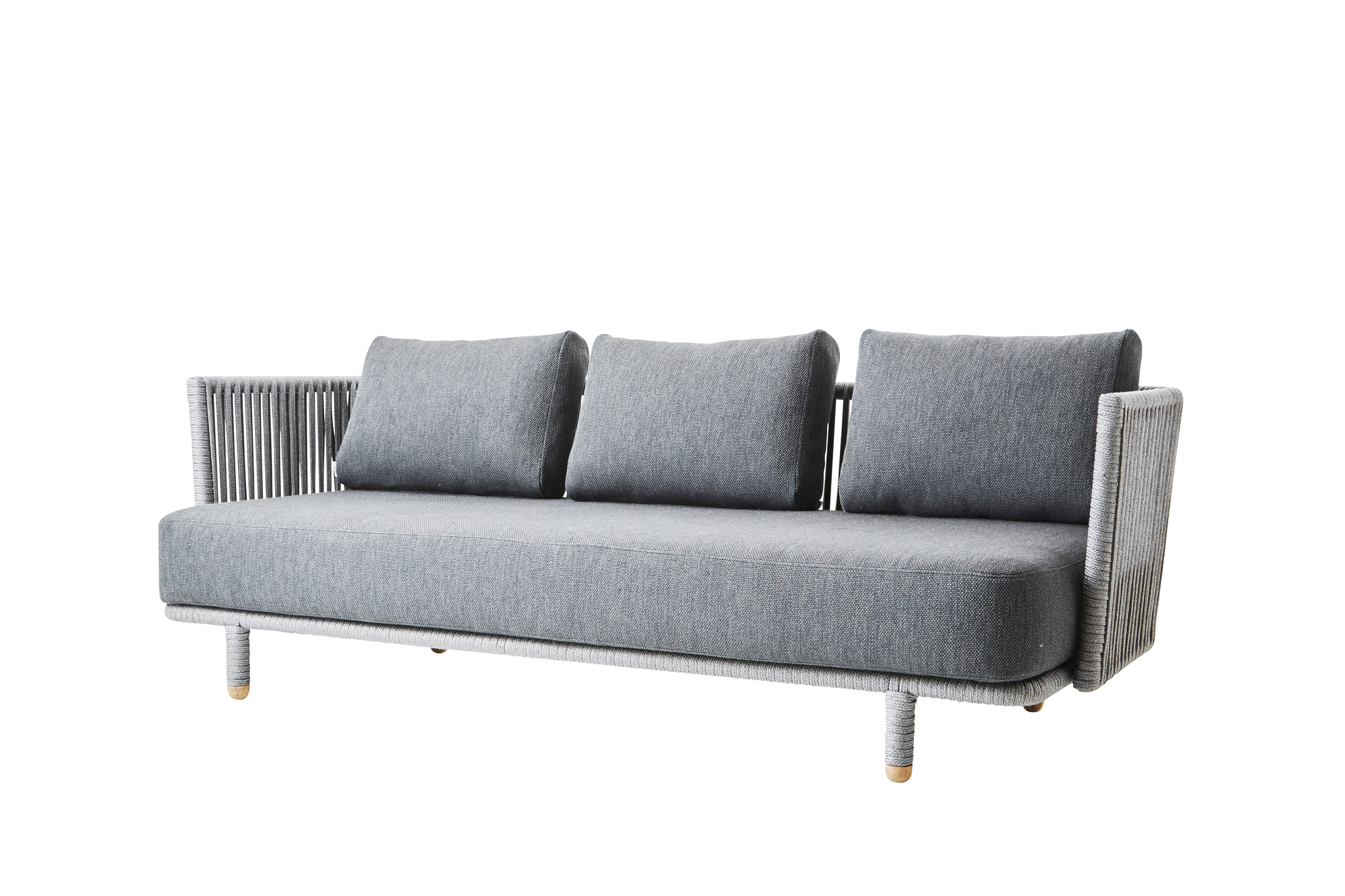 Graues Moments Outdoor Sofa von Cane-Line, 3-Sitzer mit Kissen, für Garten und Terrasse.