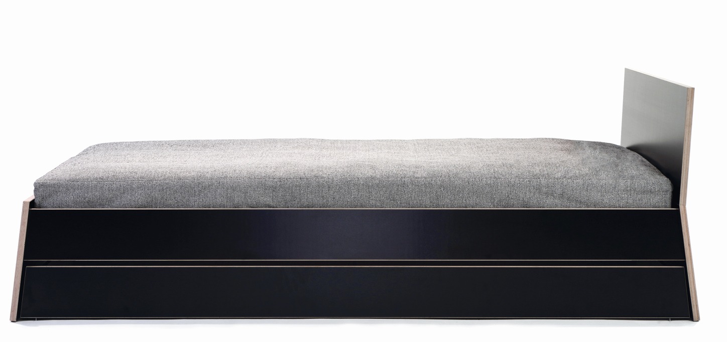 Stockholm Bett von Richard Lampert, Birke Multiplex, hohes Kopfteil, schwarz, modernes Design.