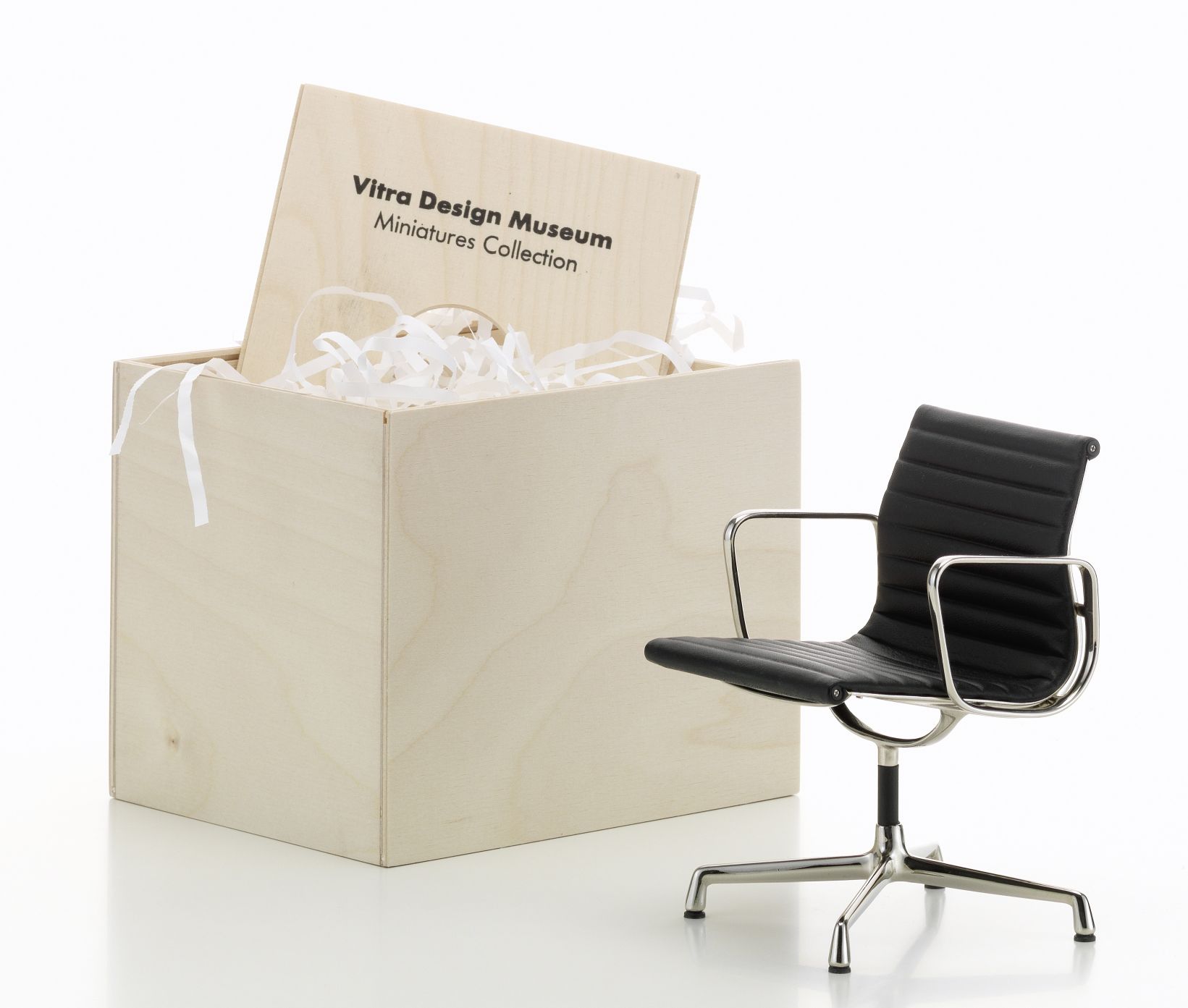 Miniatur Aluminium Chair Drehstuhl von Vitra mit Lederbezug und Holzkiste.