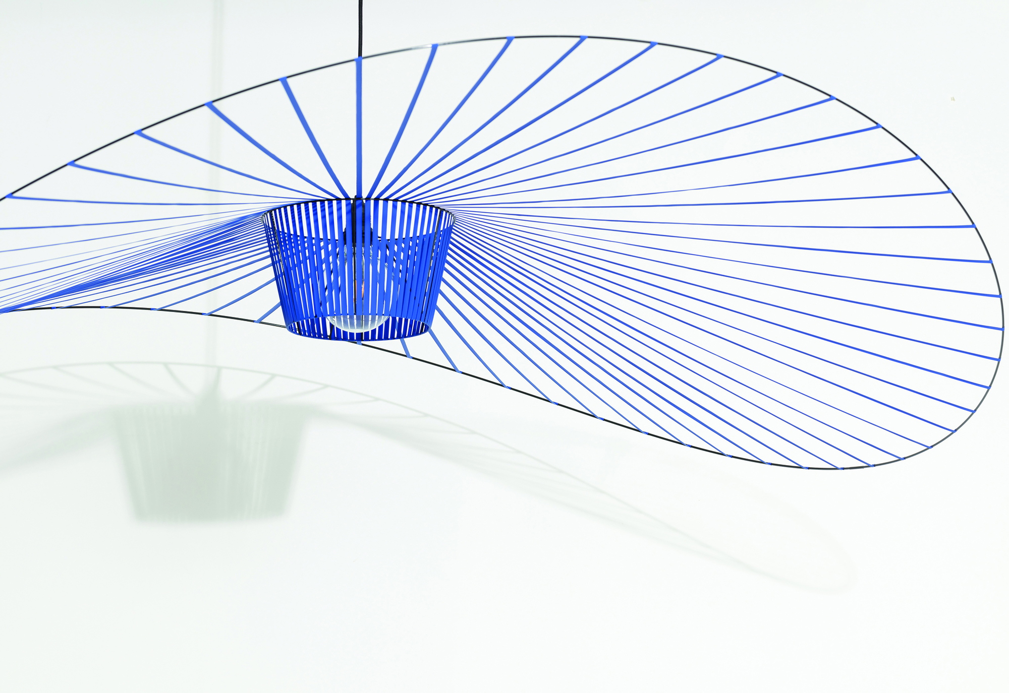 Vertigo Pendelleuchte Groß Kobaltblau von Petite Friture, moderne Hängelampe mit blauem Lampenschirm und filigranem Design.