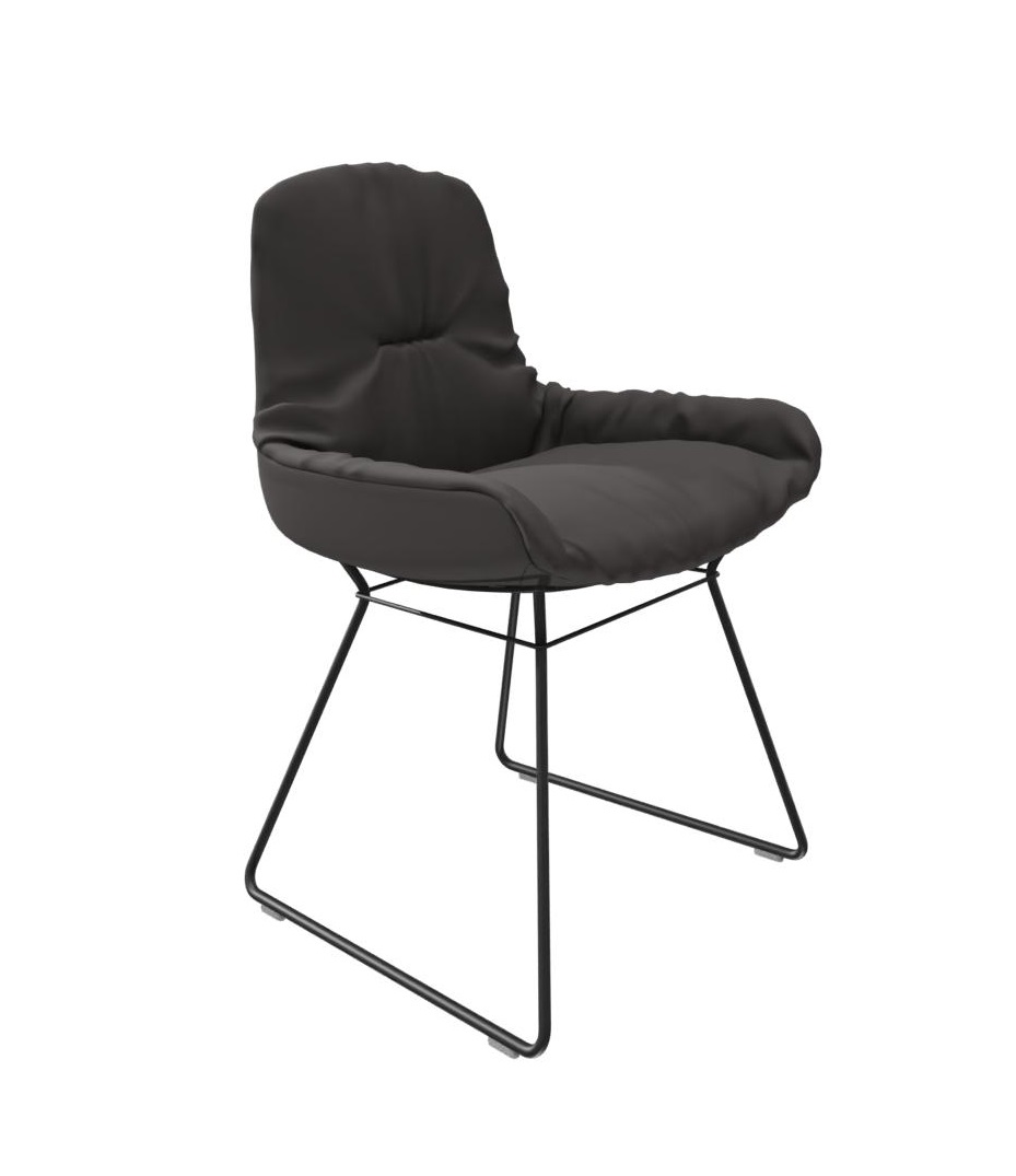 Leya Stuhl mit niedriger Armlehne in Sahara Leder und schwarzem Drahtgestell.