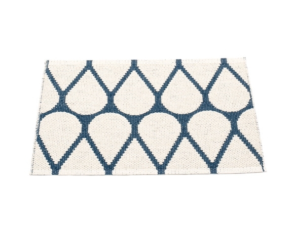 Otis Kunststoffteppich Pappelina Ocean Blau-Vanille, 70x50 cm. Teppich mit blau-weißem Tropfenmuster, geeignet für Innen- und Außenbereiche.