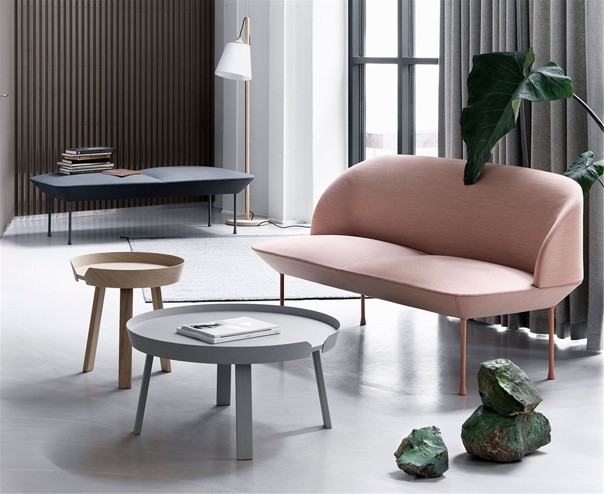 Helle Inneneinrichtung mit Muuto Pull Floor Lamp Stehleuchte, Sofa, Beistelltischen und Dekoration.
