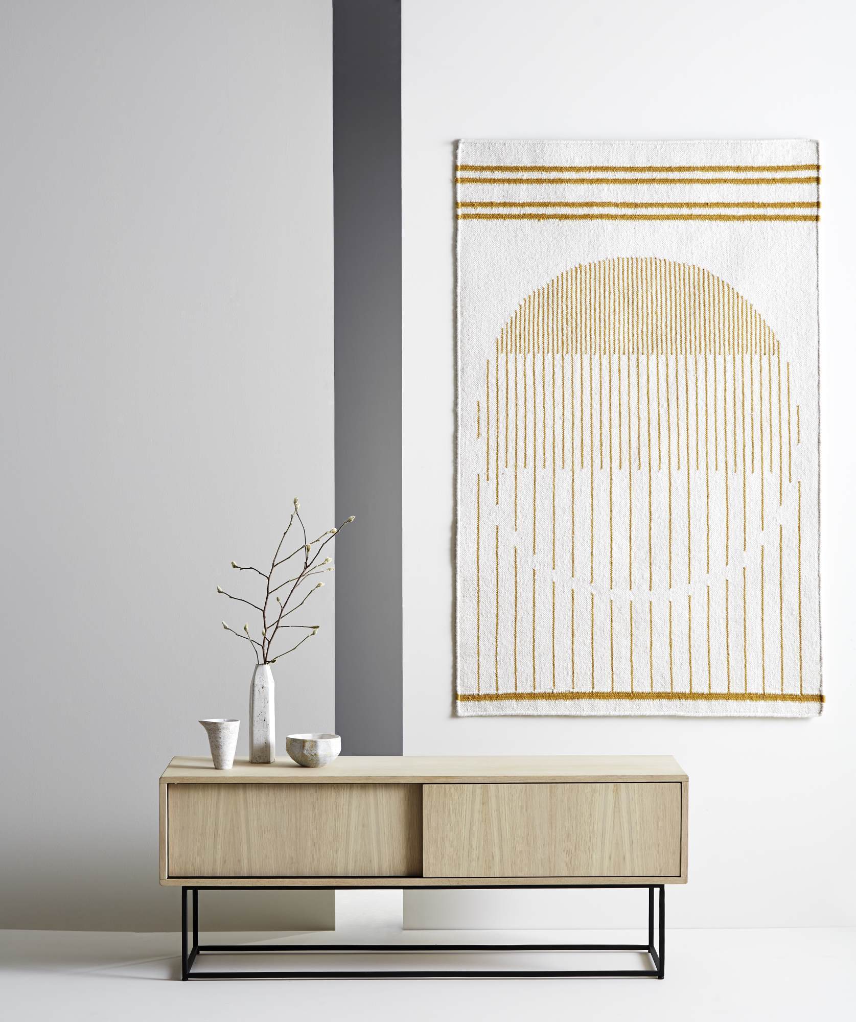 Niedriges Virka Sideboard von Woud in Eiche und Schwarz, minimalistisches Design mit Schiebetüren und Dekoration.