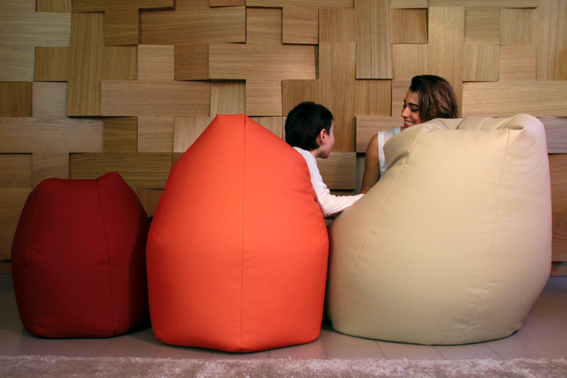 Farbenfrohe Sitzsäcke, darunter ein Zanotta Sacco, bieten Komfort für Kinder und Erwachsene im Wohnzimmer.