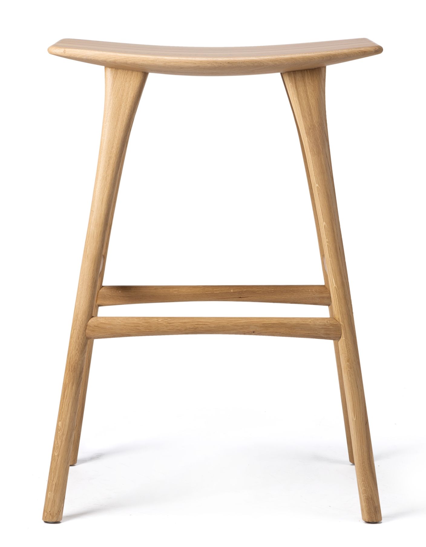 Osso Barhocker aus Eiche von Ethnicraft: Moderner, minimalistischer Hocker mit Sitzfläche und Fußstütze aus hellem Holz.